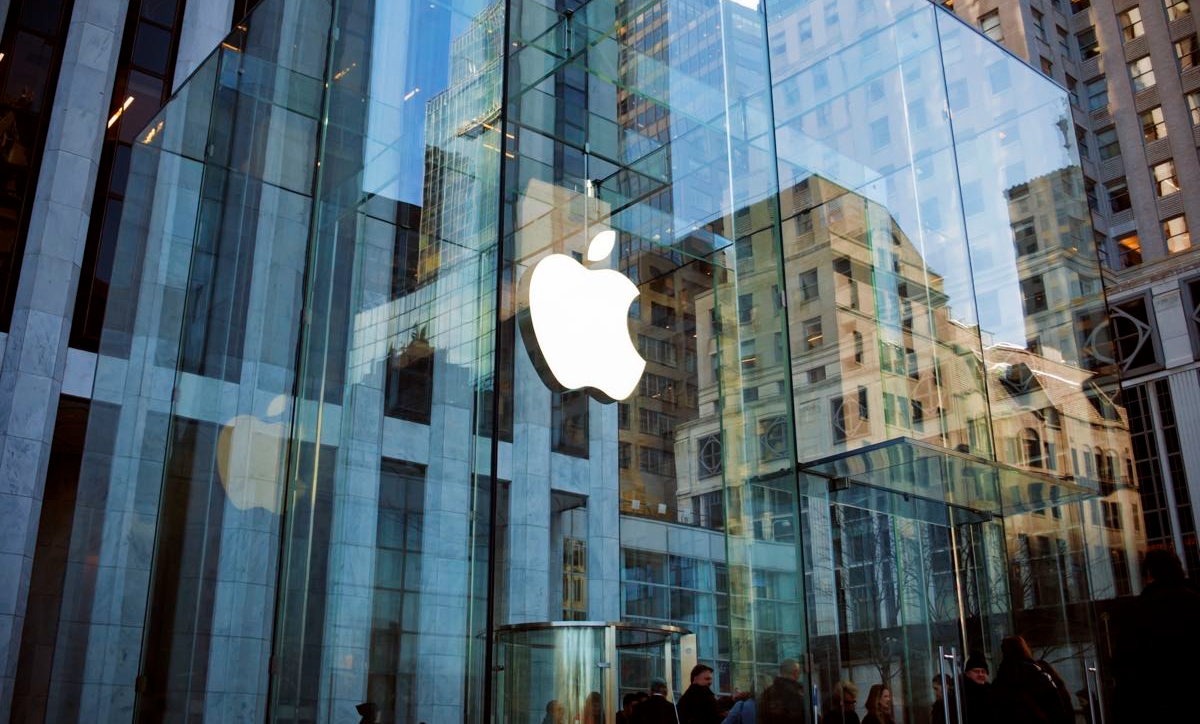 애플 스토어의 대담한 강도 사건이 비디오에 포착되었습니다.