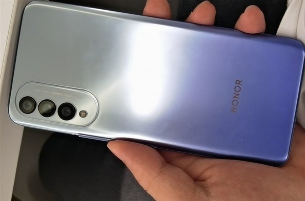 64 메가 픽셀 카메라가 장착 된 Honor X20이 첫 번째 사진에 등장했습니다.