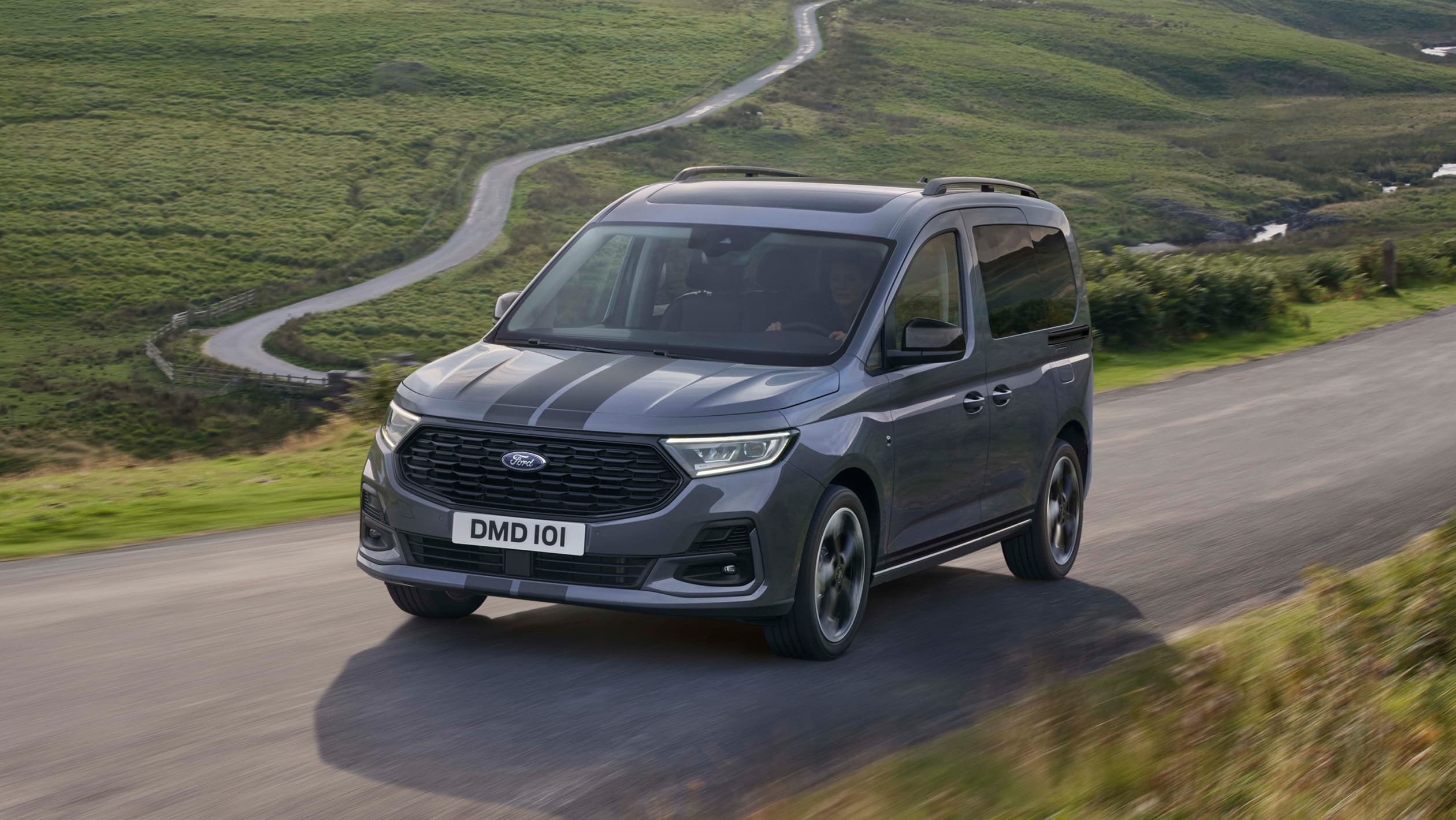 Ford는 Tourneo Connect 밴의 하이브리드 버전을 테스트하고 있습니다.