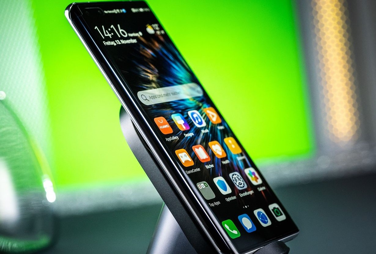 Lo smartphone Huawei Mate 50 sarà dotato di un display OLED da 1,5K