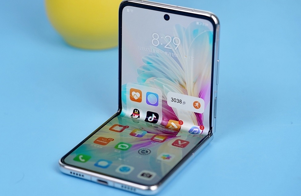 Huawei lançou uma nova versão do smartphone dobrável P50 Pocket com 512 GB de memória