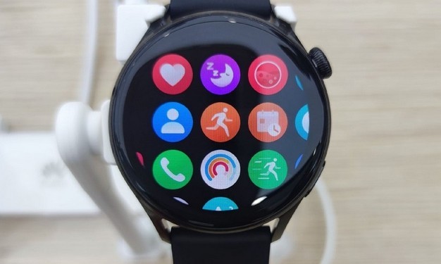 最初の写真でデモンストレーションされた新しいスマートウォッチHuaweiWatch 3