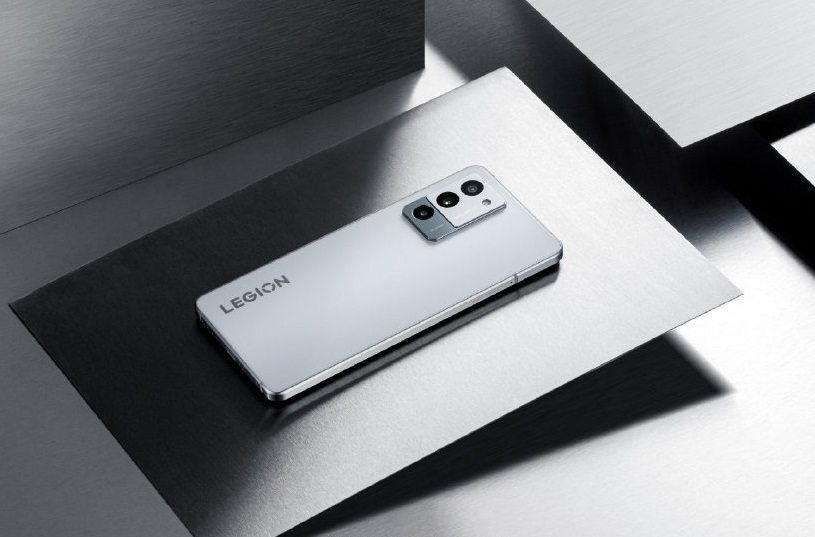 メーカーによる Lenovo Legion Y70 のデザインのデモンストレーション