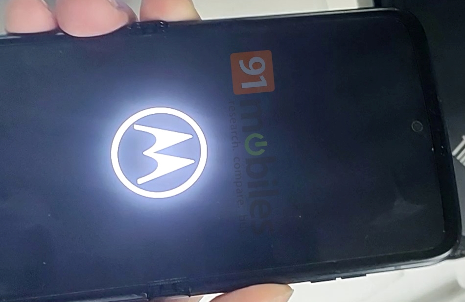 Das Motorola Maven ist auf dem ersten Foto zu sehen