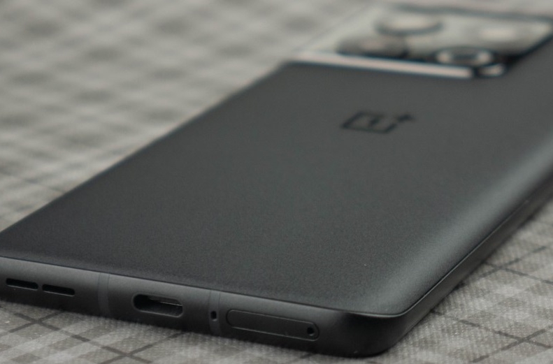 OnePlusは、Snapdragon 8+Gen1プロセッサを搭載した10T5Gスマートフォンの発売を準備しています