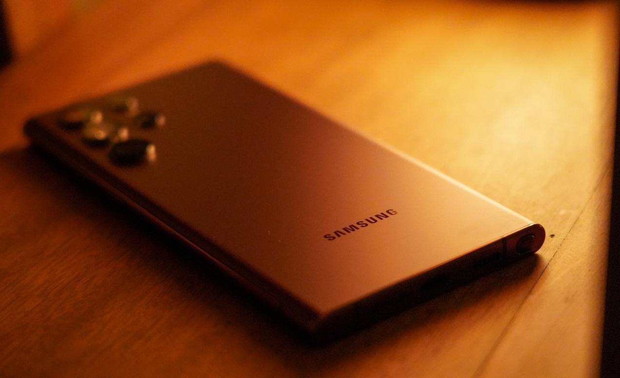 삼성은 스마트 폰 Galaxy S23 Ultra에 200 메가 픽셀 모듈이 장착 된 카메라를 장착합니다.