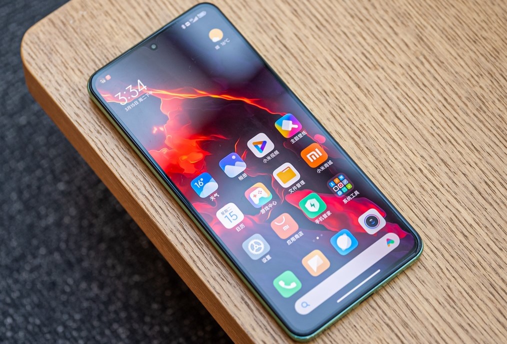 Lo smartphone Xiaomi 13 riceverà un display piatto