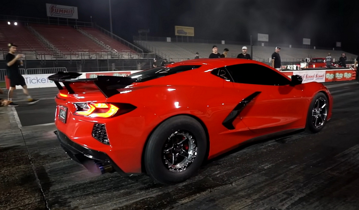 Corvette Twin-Turbo C8 휠리와 1/4마일 세계 기록을 세웁니다.