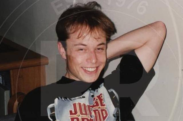 Elon Musk의 전 여자 친구는 아들의 대학 교육을 위해 돈을 벌기 위해 오래된 사진을 경매에 올렸습니다.