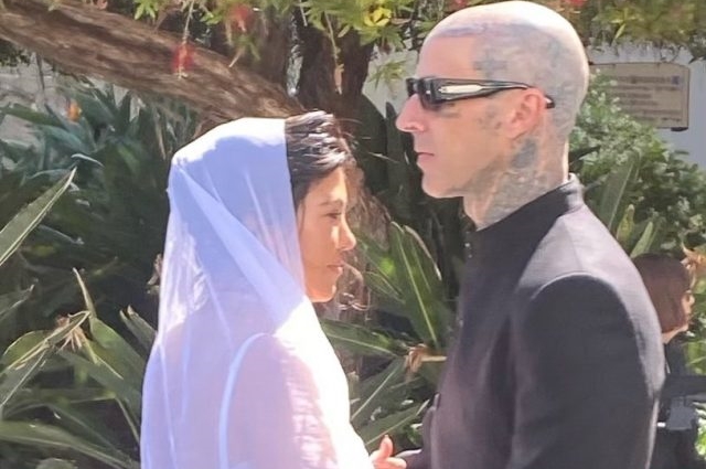 Kourtney Kardashian과 Travis Barker가 공식적으로 결혼했습니다.
