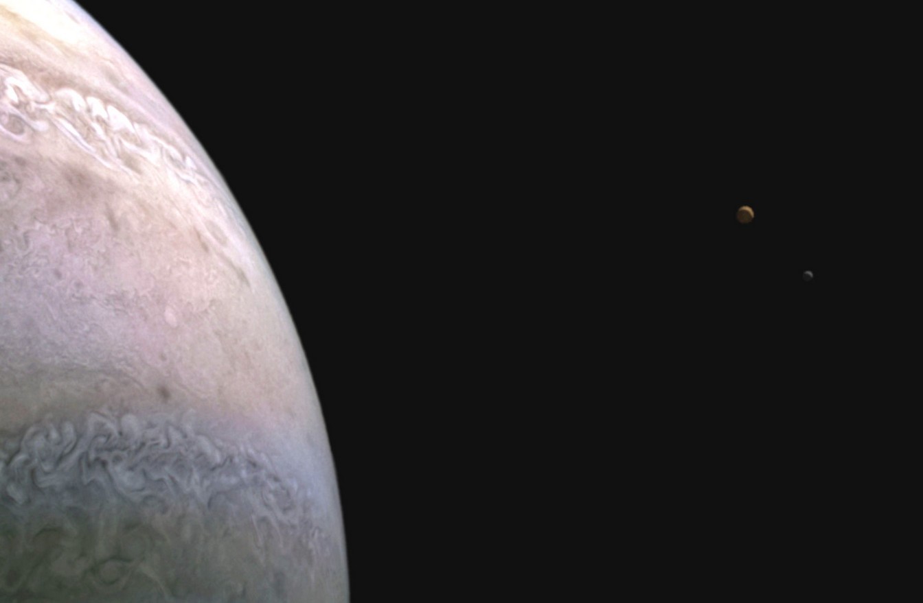 ジュノー宇宙探査機は、木星とその2つの衛星、イオとエウロパを同時に発見しました。