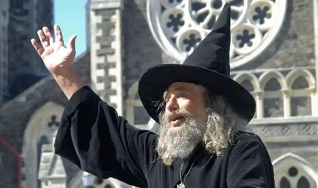 뉴질랜드 사람들은 해고되었을 때만 국가 마술사가 있다는 사실에 놀랐습니다.