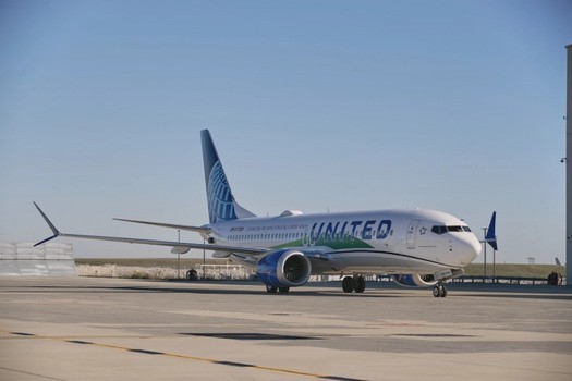 Il Boeing 737 MAX 8 effettua il suo primo volo passeggeri con uno dei suoi motori alimentati a biocarburante
