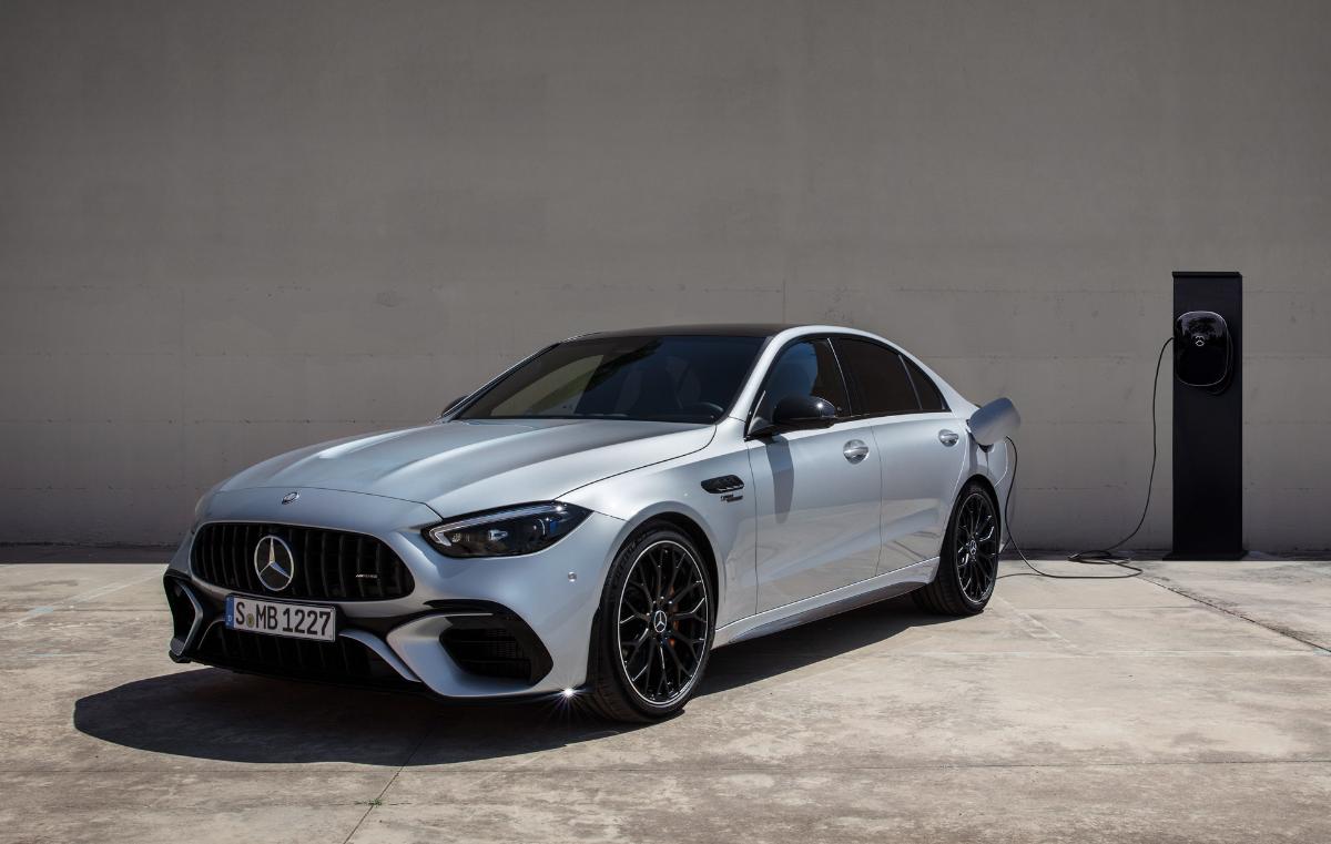 2023 Mercedes-AMG C63 S ibrida debutta ufficialmente
