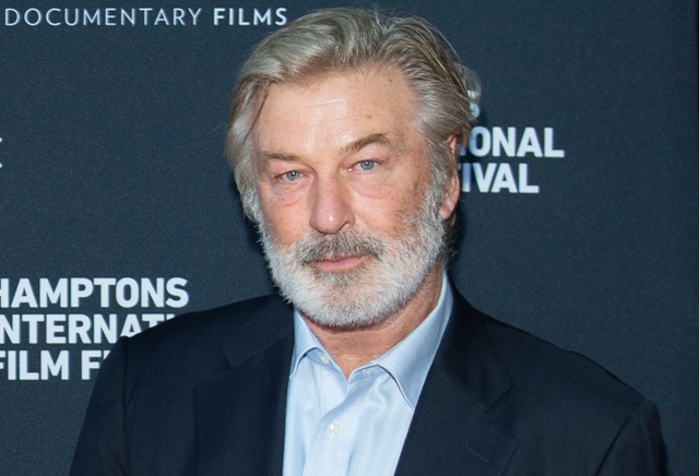 FBI: Alec Baldwin은 Rust 세트장에서 사건이 발생했을 때 방아쇠를 당겼습니다.