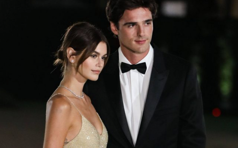 Jacob Elordi가 새 여자 친구와 데이트하는 모습이 포착되었습니다.