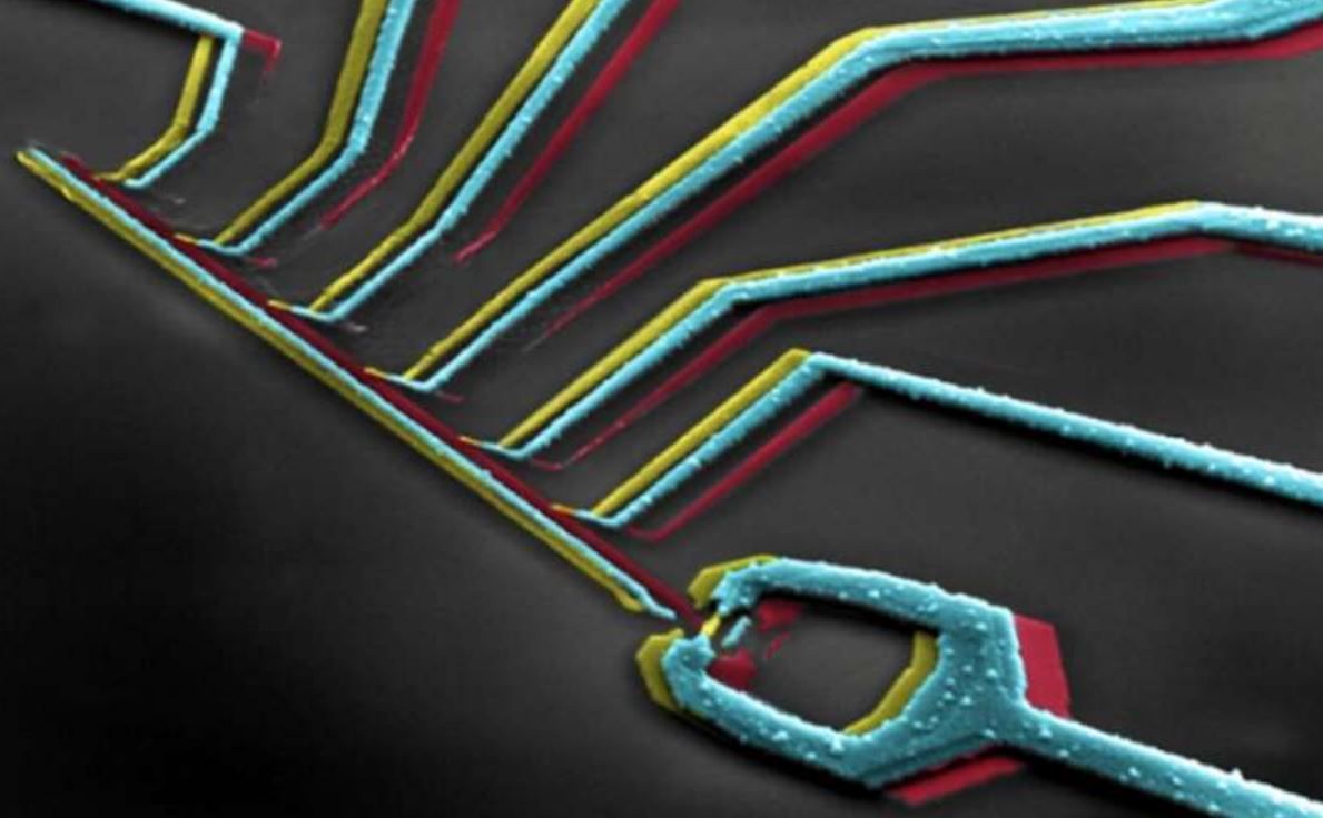 Es wurde ein supraleitender berührungsloser Quanteninterferenztransistor geschaffen