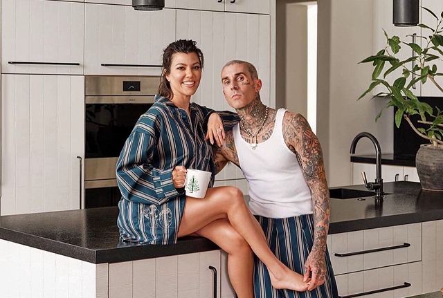 Travis Barker는 자신의 집을 둘러보았습니다.