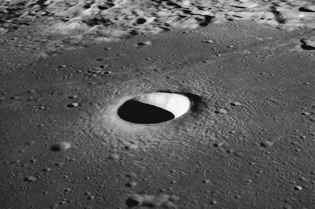 科学者たちは、古いロケットが時速9300kmの速度で月に衝突したと信じています