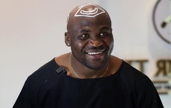 Francis Ngannou pronto a combattere Tyson Fury in una cabina telefonica