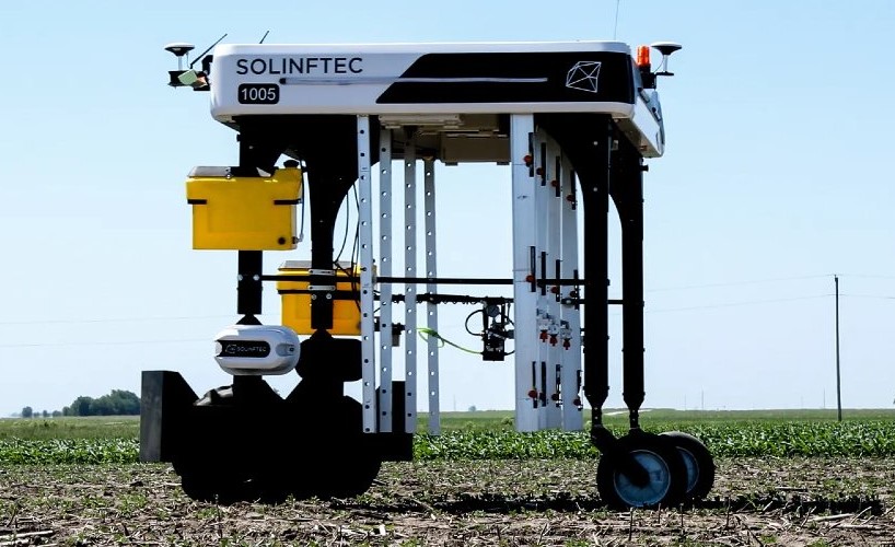 ロボット Solix 噴霧器は、1 日あたり 40 ヘクタールの畑から雑草を取り除きます