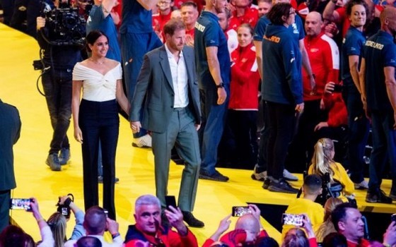 메건 마클과 해리 왕자가 공개 키스를 하고 있다.