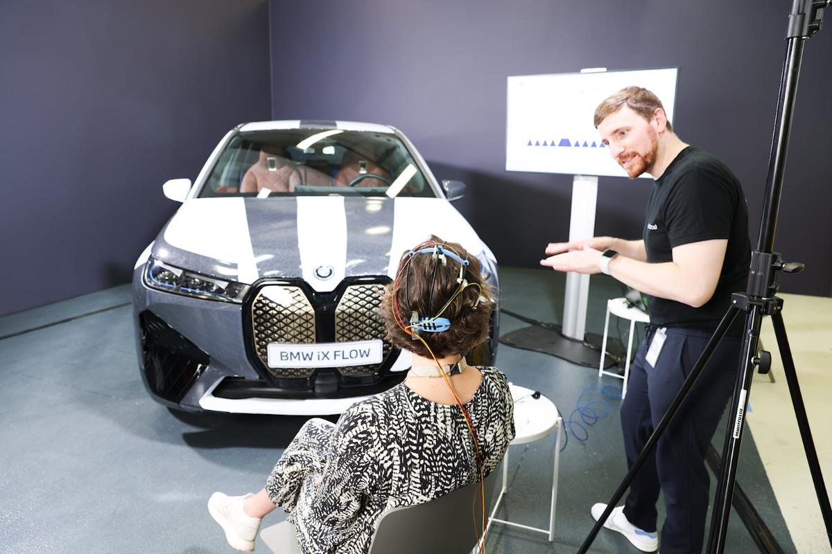 BMWは、思考力でiXクロスオーバーの色を変更する方法を示しています