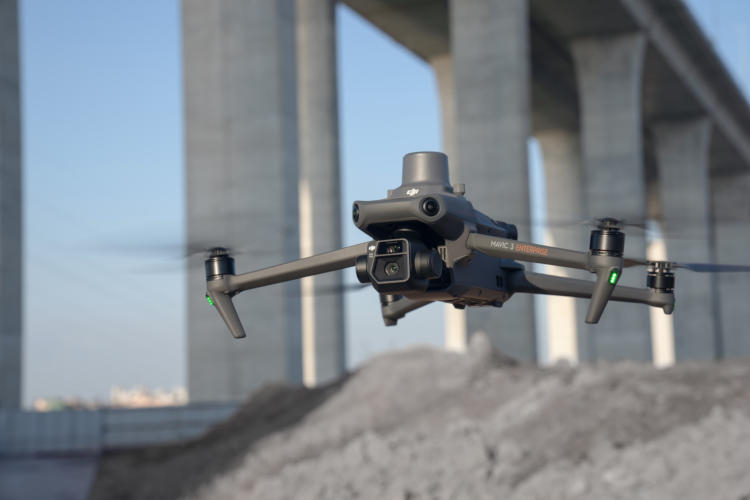 DJI が Mavic 3 エンタープライズ プロフェッショナル ドローンを発表