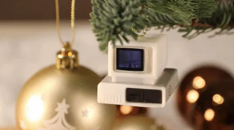 Doom a été lancé sur un jouet de sapin de Noël