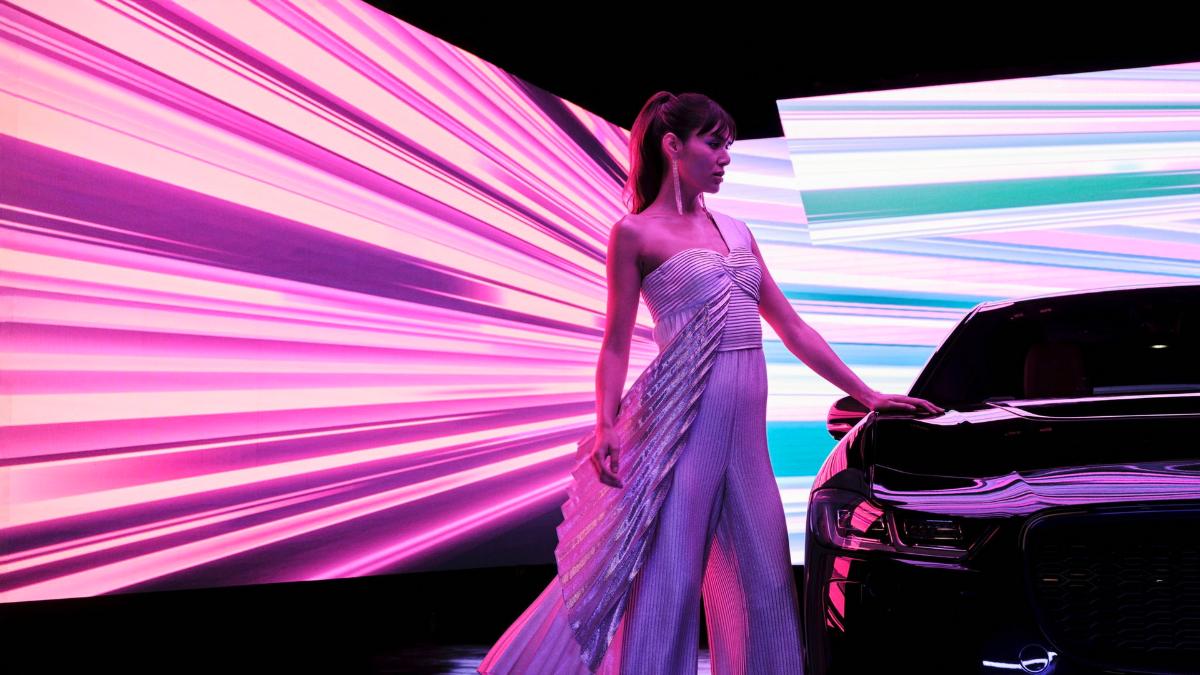 Jaguar는 최고의 럭셔리 브랜드가 되기를 원하며 새로운 광고 캠페인을 시작합니다.