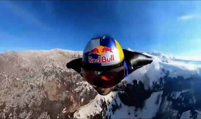 チリの極端なスポーツマンが活火山の火口の上をウイングスーツで飛んだ