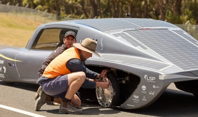 太陽電池を搭載した電気自動車サンスイフト 7 は、1 回の充電で 1000 km を走行しました