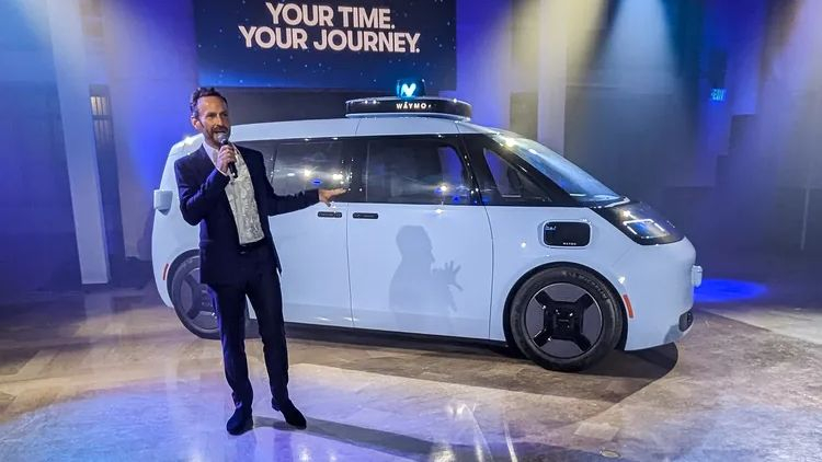 Waymo e ZEEKR dimostrano un taxi a guida autonoma senza volante, pedali o specchietti laterali