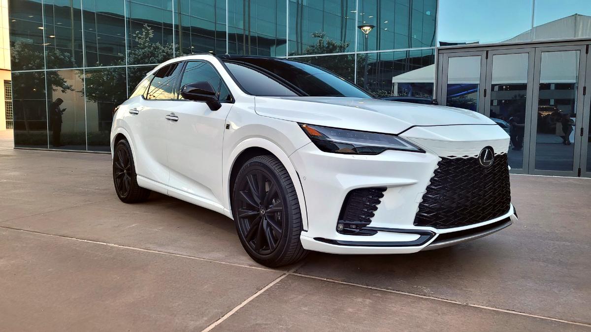 LEXUS ha introdotto il crossover LEXUS RX di quinta generazione