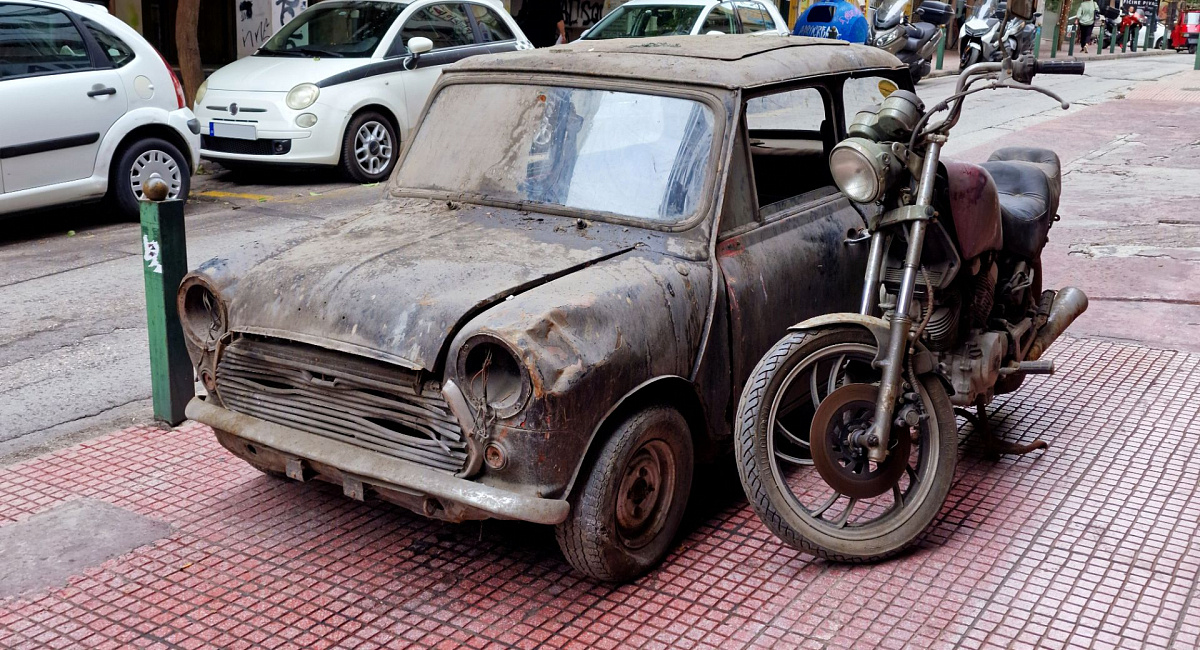 Mini Cooper e Yamaha abbandonati ritrovati in un parcheggio sotterraneo dopo 30 anni