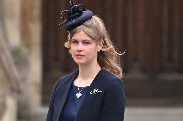 엘리자베스 2세 여왕의 손녀, 계산원 보조로 취직