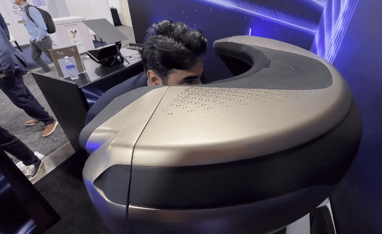 O monitor Brelyon Fusion que envolve o rosto do usuário é apresentado