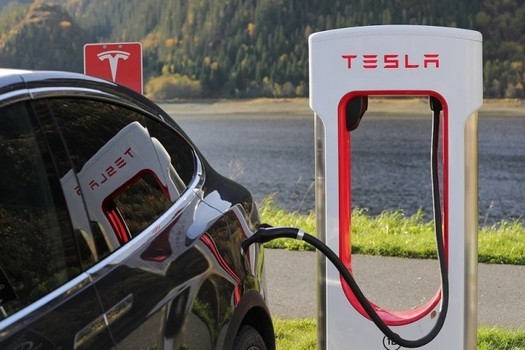 アメリカの新興企業は、テスラモデルSが1210kmを走行できるバッテリーを製造しました。これは標準の2倍です。