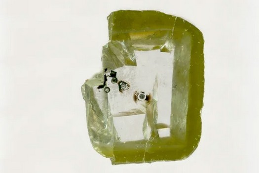 Geologen haben in einem Diamanten ein Mineral entdeckt, das sie in der Natur auf der Erde nicht zu finden hofften