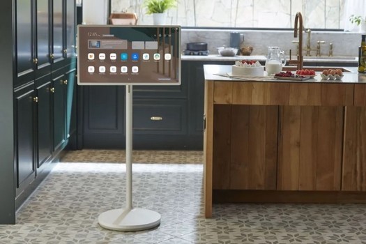 LG presenta una TV portatile ricaricabile con supporto e una TV interna con custodia