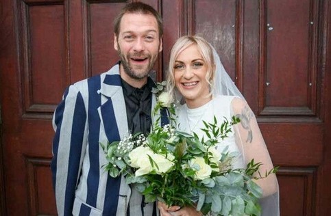 Casabian-Star Tom Meighan heiratet seine Partnerin, nachdem er sich schuldig bekannt hat, sie angegriffen zu haben