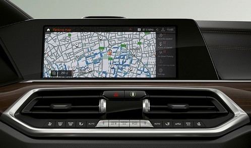 부품 부족으로 터치스크린 없이 방치된 BMW 인기 모델
