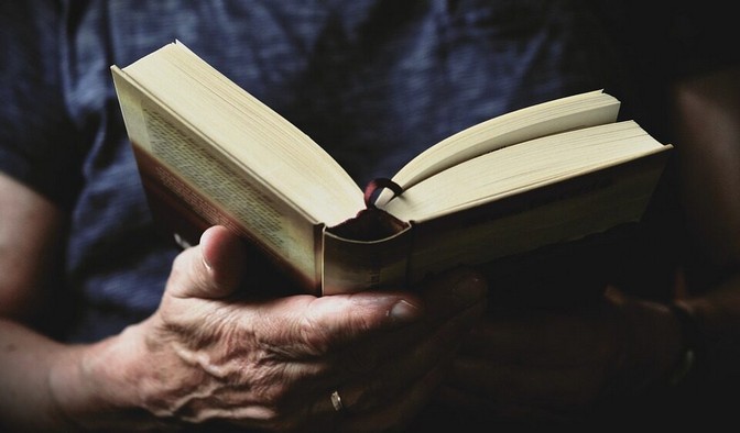 Um homem devolve livros levados 100 anos atrás para a biblioteca