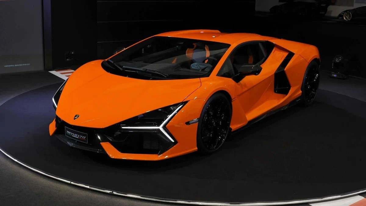 사진은 새로운 전기 크로스 오버 Lamborghini Revuelto를 보여주었습니다.