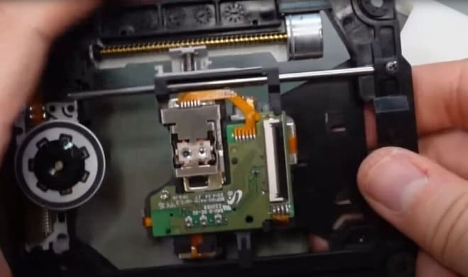 Un appassionato ha creato un microscopio laser da un vecchio lettore Blu-ray