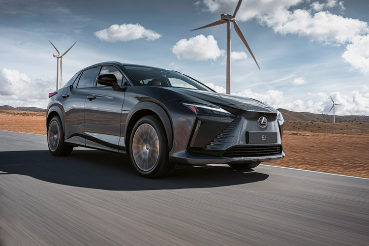Lexus ha introdotto la RZ, la prima auto elettrica del marchio
