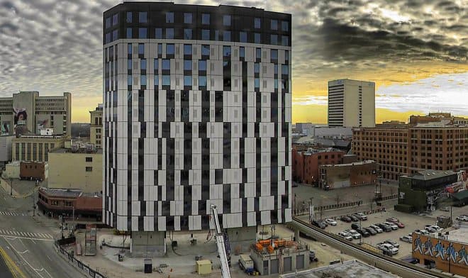 A construção de uma casa que foi construída do chão está a chegar ao fim em Detroit