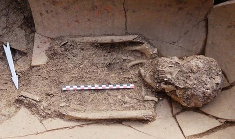 古代のネクロポリスがコルシカ島で発見されました。そこでは人々は巨大な水差しに埋葬されています