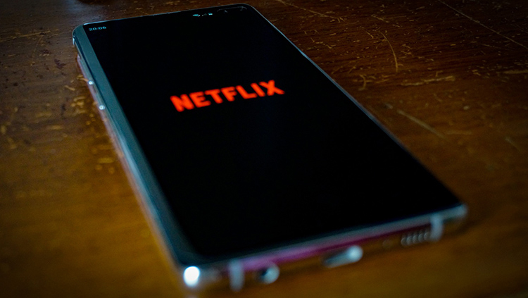 Bis Ende des Jahres soll das günstigste Netflix-Abo mit Werbung erscheinen