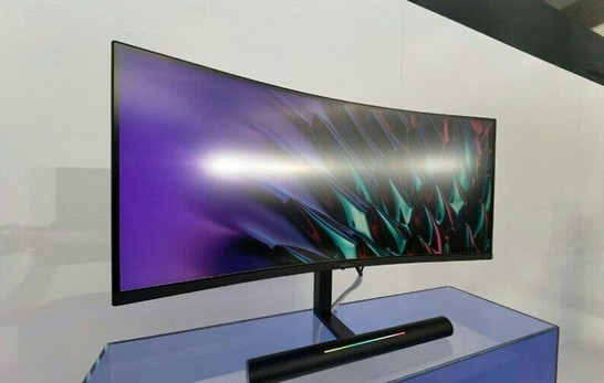 A Huawei revelou seu primeiro monitor para gamers. Este é um MateView GT curvo de 34 '' com taxa de quadros de 165 Hz, barra de som e iluminação personalizável